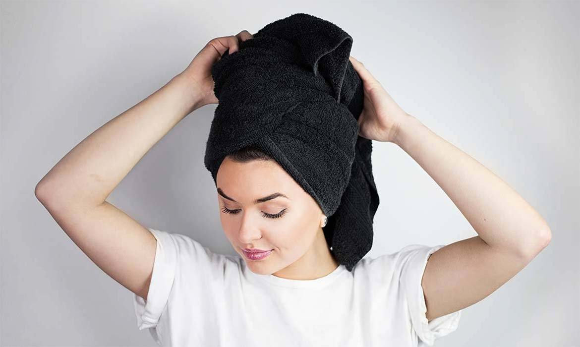 Para saber cómo lavarte el pelo nivel profesional, también tienes que saber cómo retirarle la humedad. Hazlo siempre sin frotar y, a poder ser, con una toalla de microfibra.